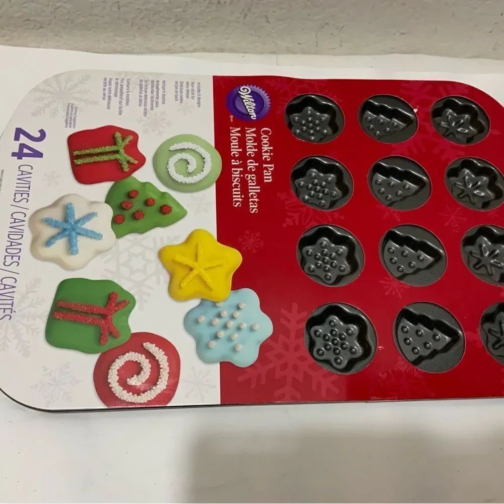 Wilton: 24  COOKIE PAN #2105 NON STICK Christmas Tree, Present, Snowflake A12